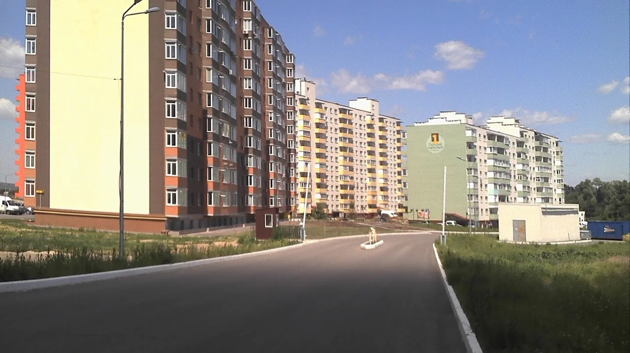 грузчики в Киеве выполняют сбор мусора в мешки