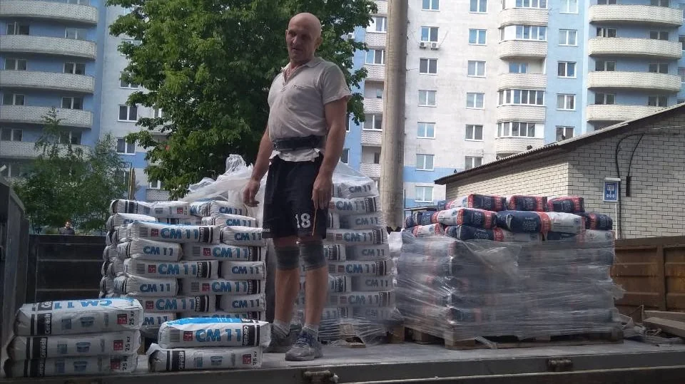 работа грузчиков на строительном объекте