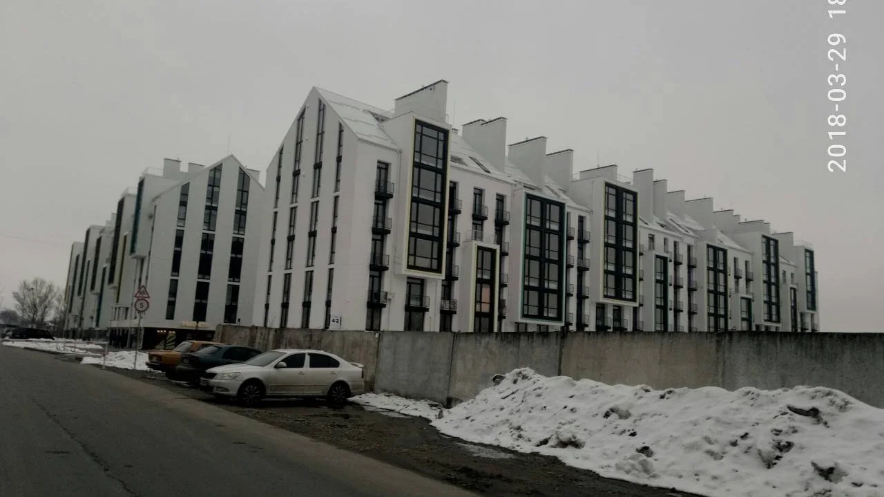 грузчики в Киеве выполняют погрузка мусора в машину
