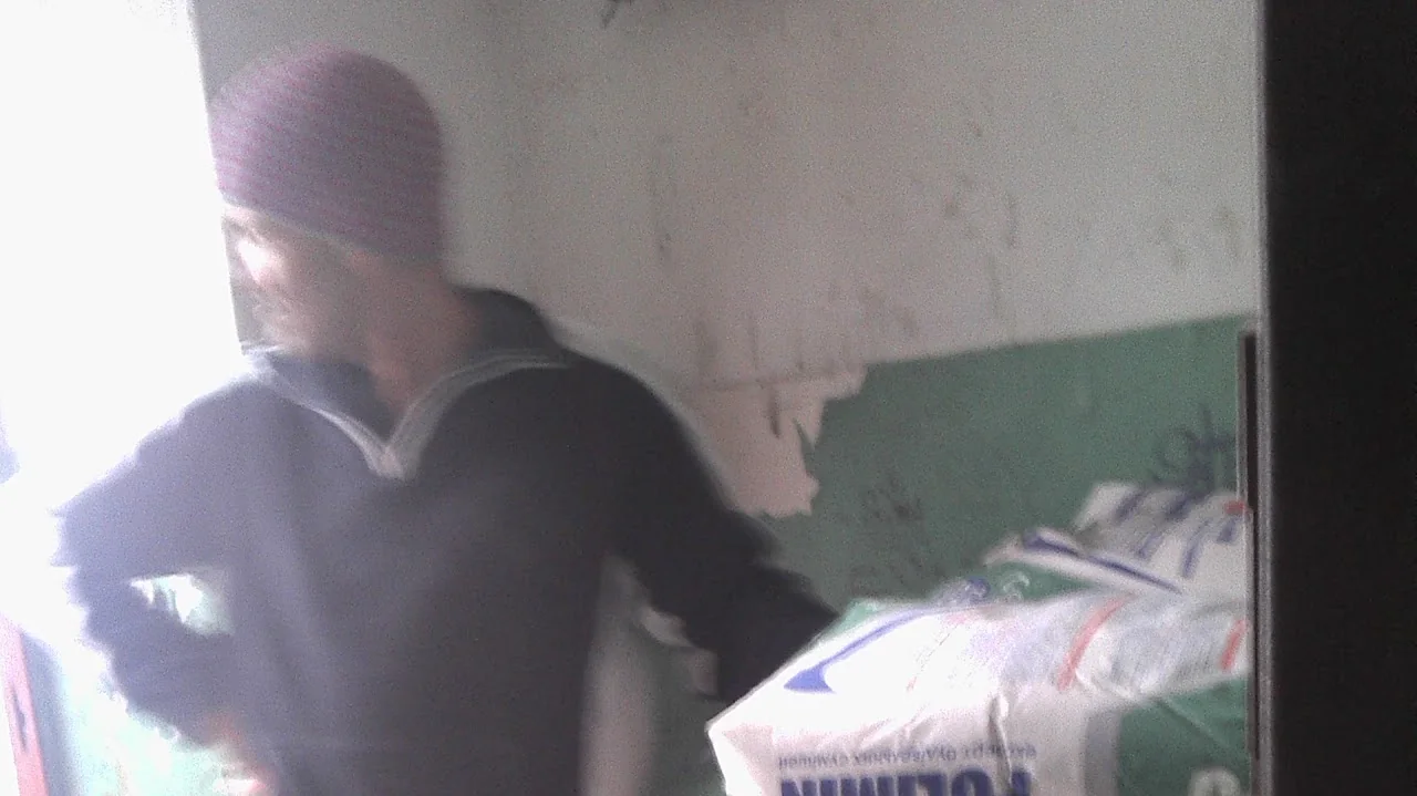 услуги грузчиков Киев — сбор мусора в мешки