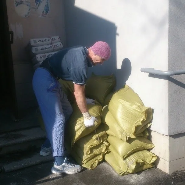 грузчики в Киеве выполняют сбор мусора в мешки