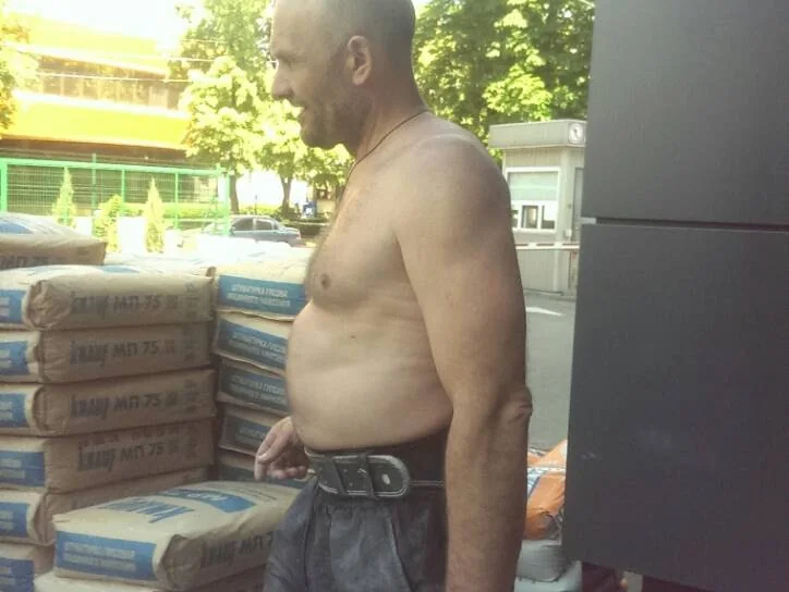грузчики в Киеве выполняют погрузка мусора в машину