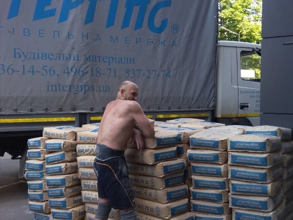услуги грузчиков Киев — перенос материалов по объекту