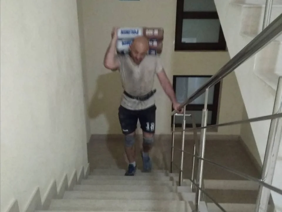 грузчики в Киеве выполняют сбор мусора в мешки