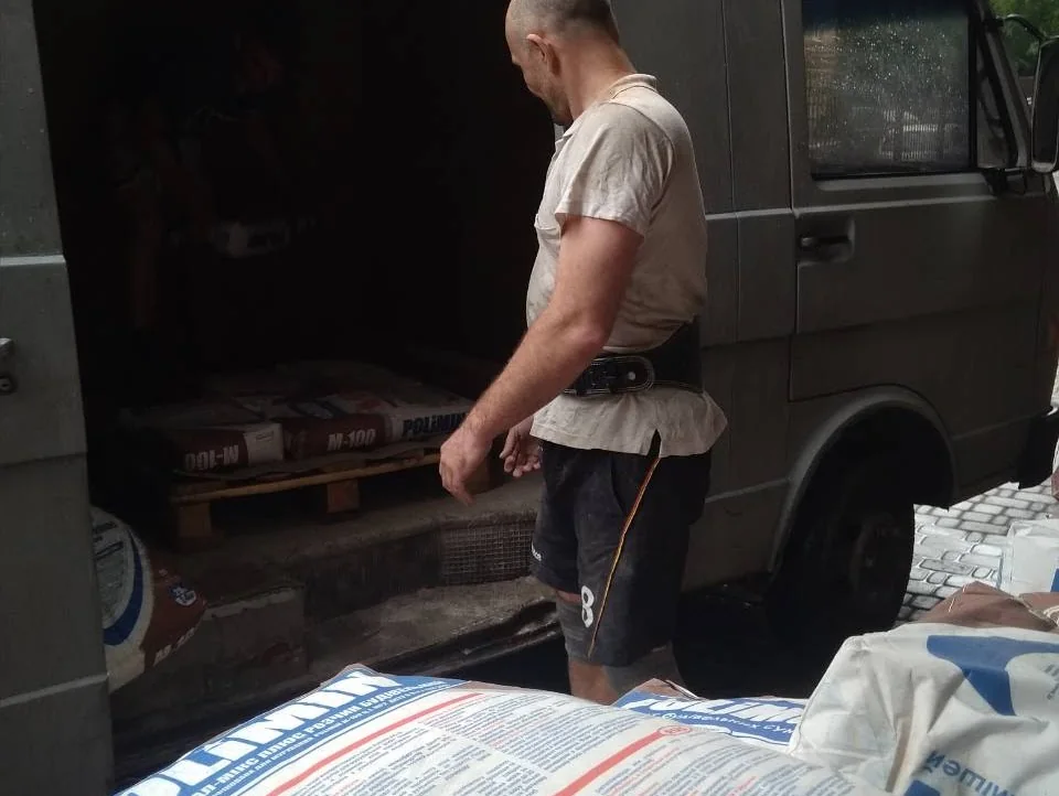 работа грузчиков на строительном объекте