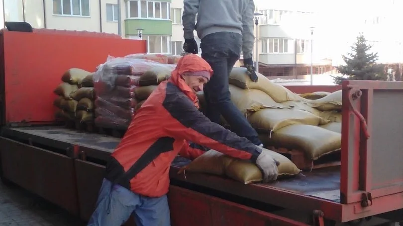 работа грузчиков на строительном объекте