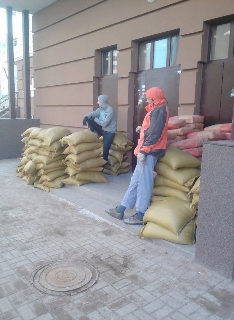 грузчики в Киеве выполняют занос материалов в квартиру