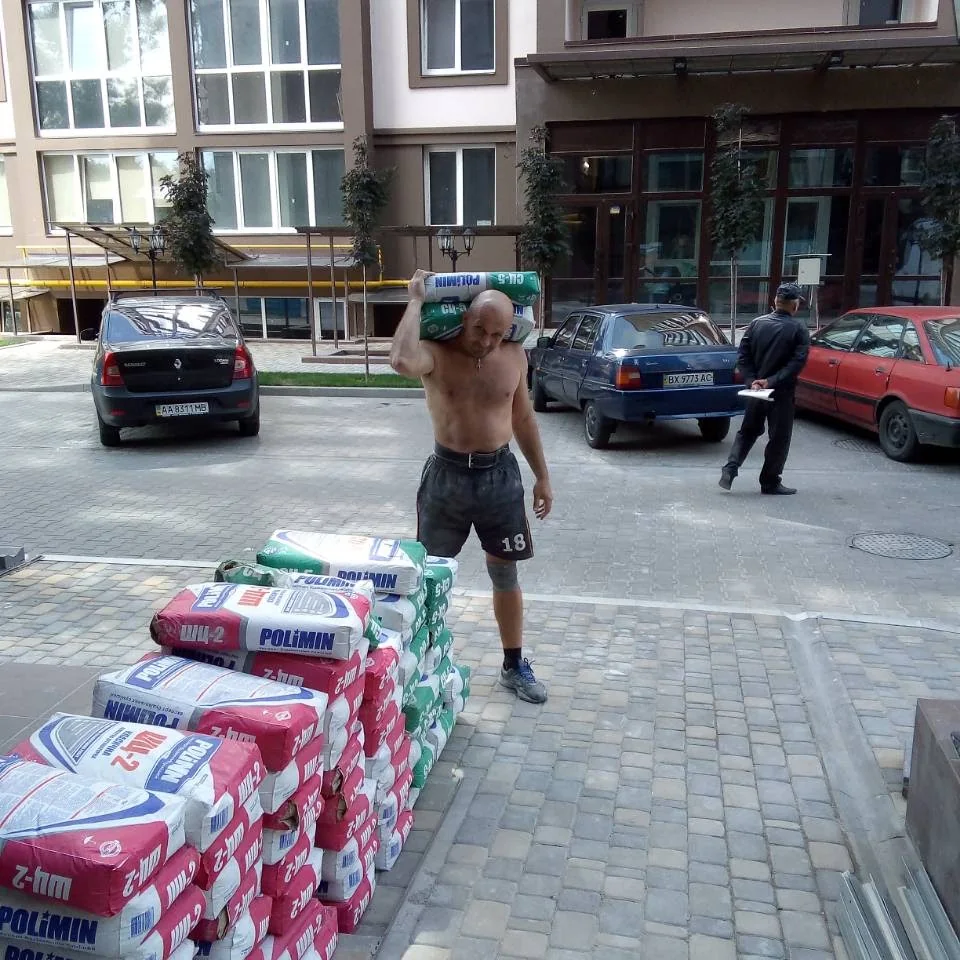 услуги грузчиков Киев — сбор мусора в мешки