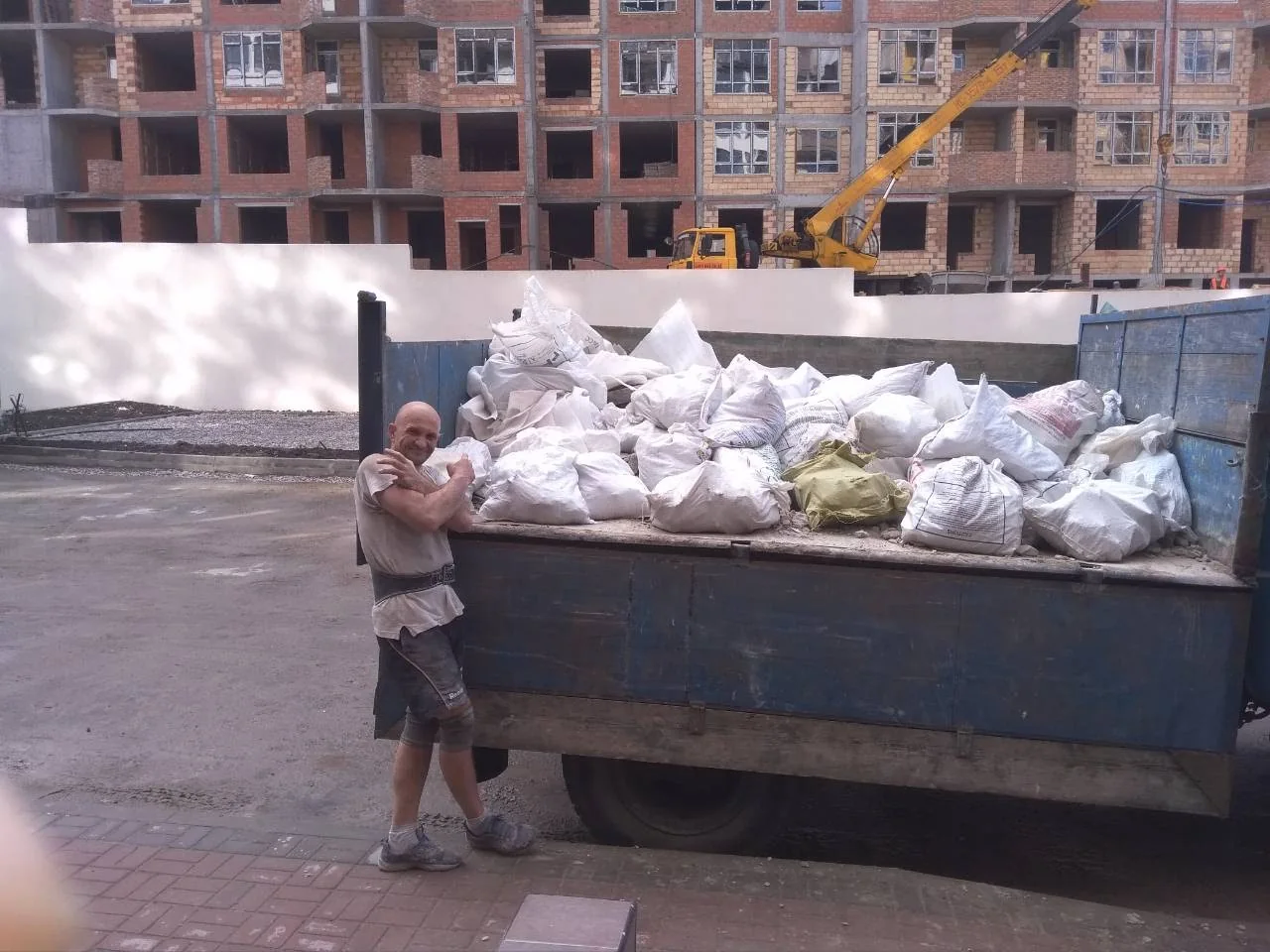грузчики в Киеве выполняют разгрузка строительных материалов