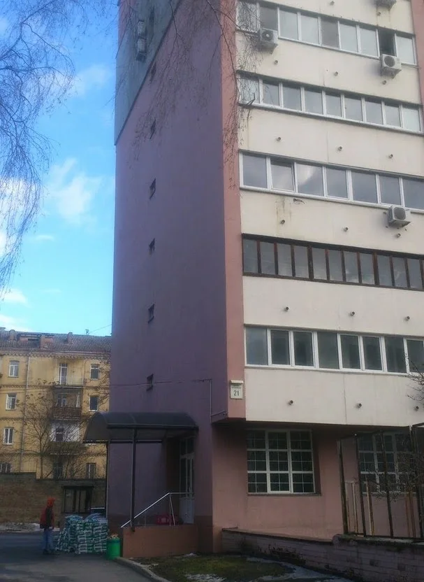 грузчики в Киеве выполняют погрузка мусора в машину