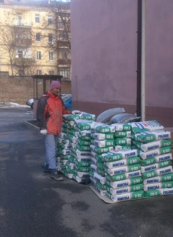 грузчики в Киеве выполняют сбор мусора в мешки