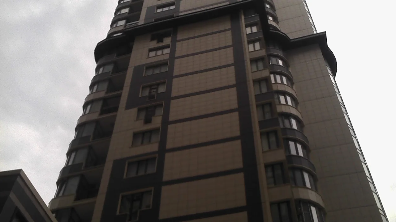 грузчики в Киеве выполняют сбор мусора в мешки
