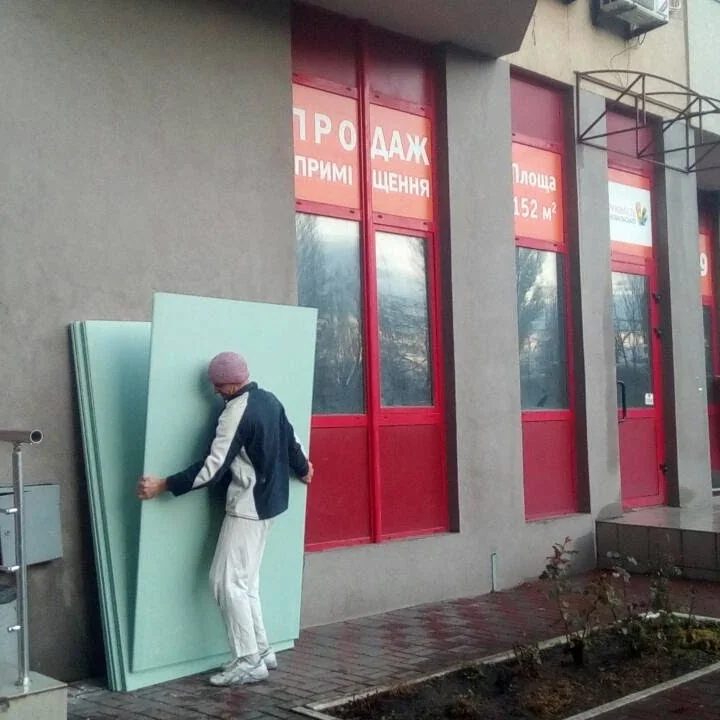 работа грузчиков на строительном объекте