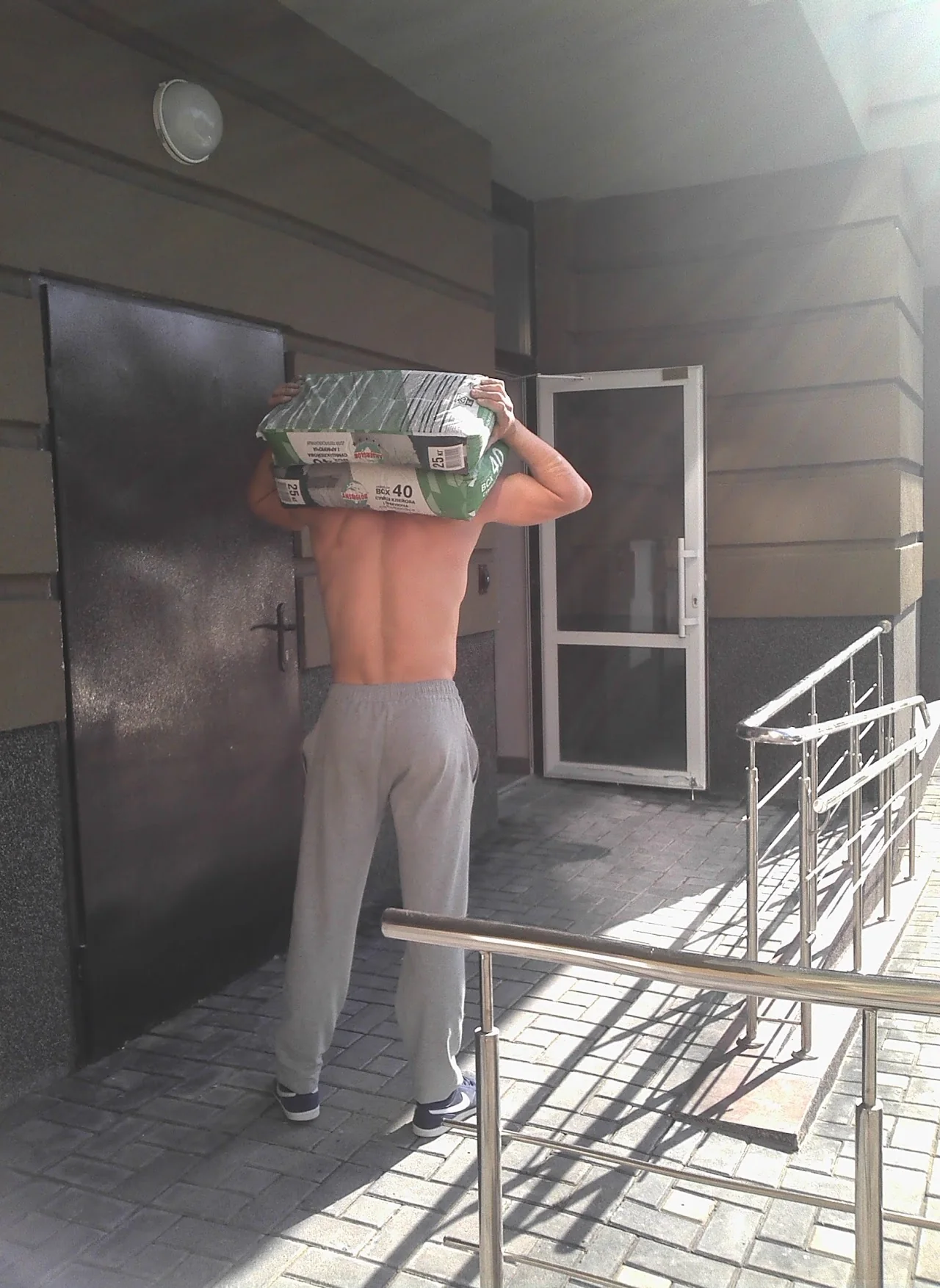 работа грузчиков на строительном объекте