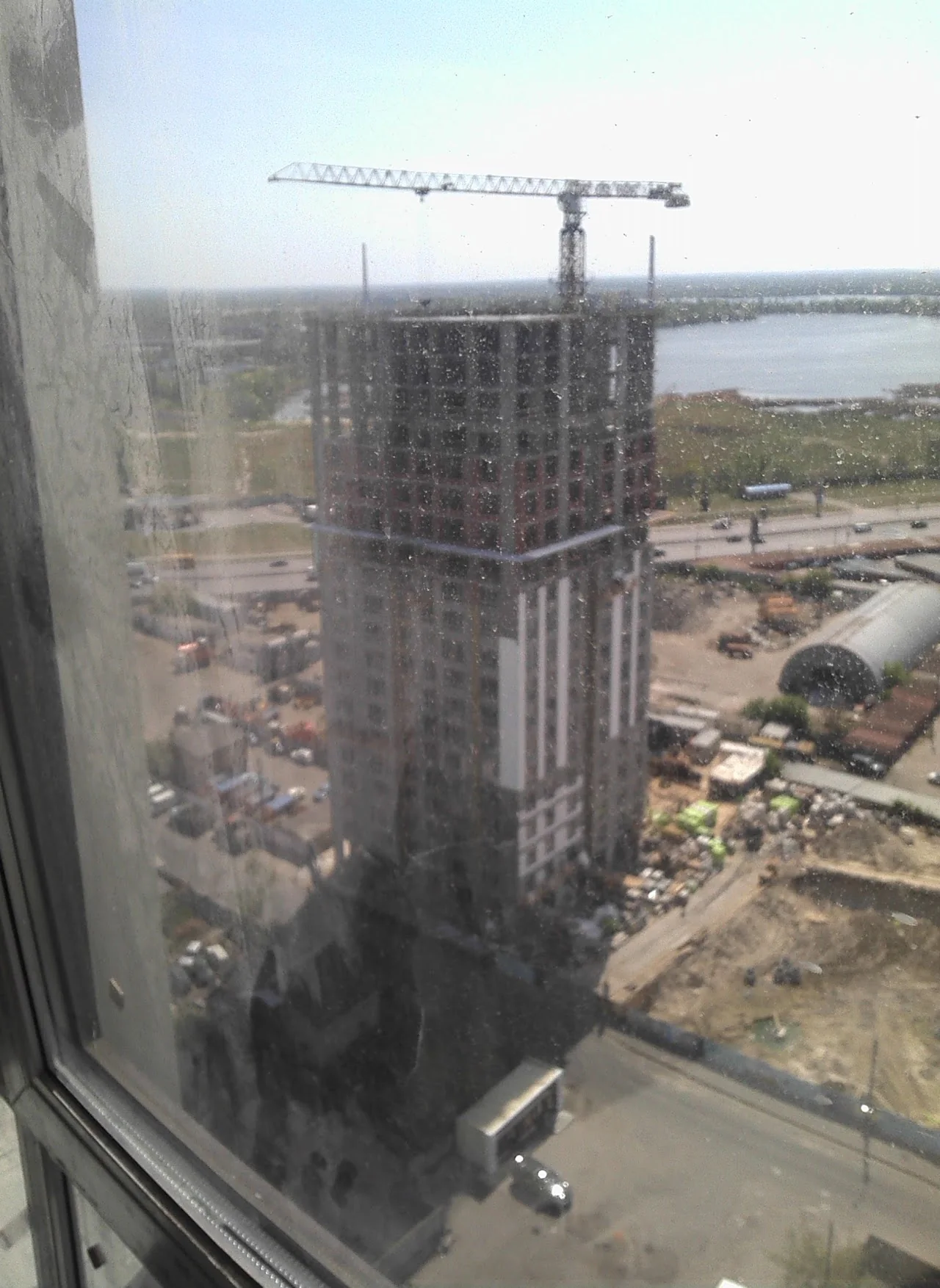 разгрузка грузового автомобиля на объекте в Киеве