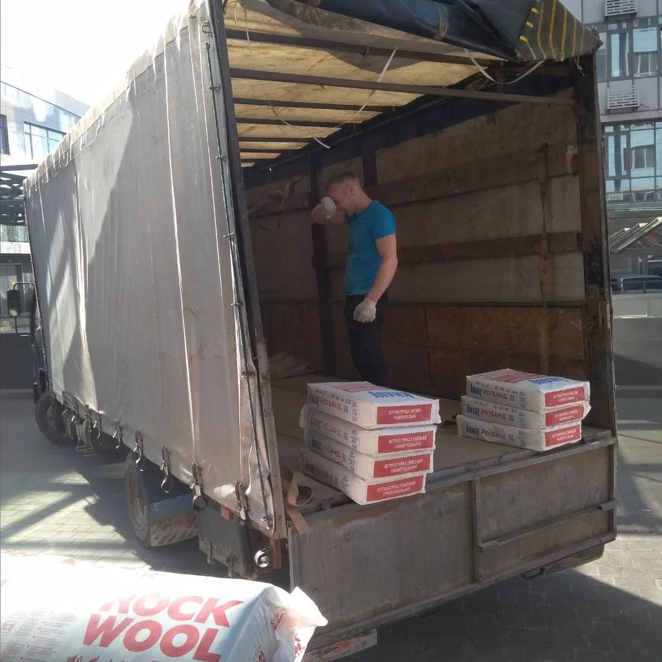 работа грузчиков на строительном объекте