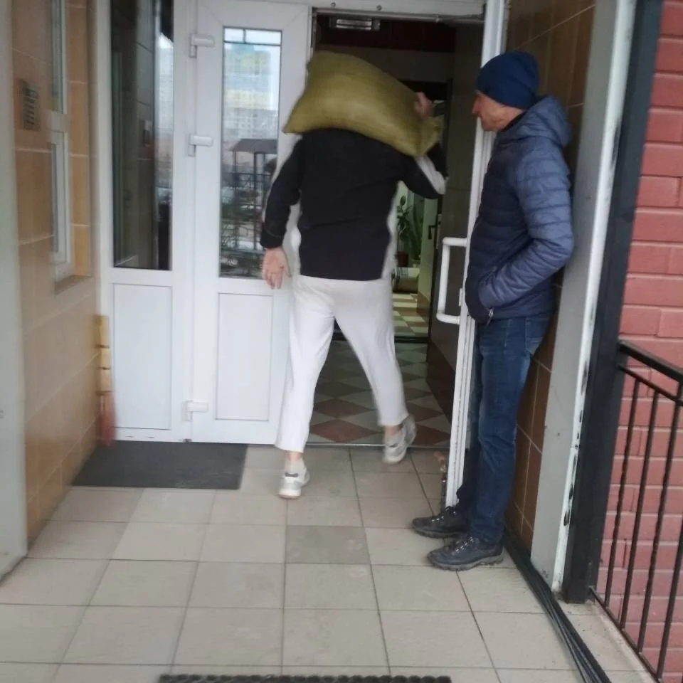 работа грузчиков на строительном объекте