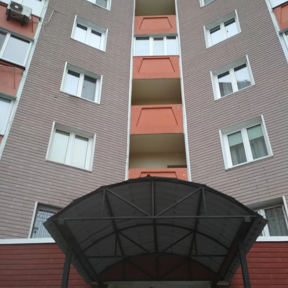 грузчики в Киеве выполняют погрузка мусора в машину