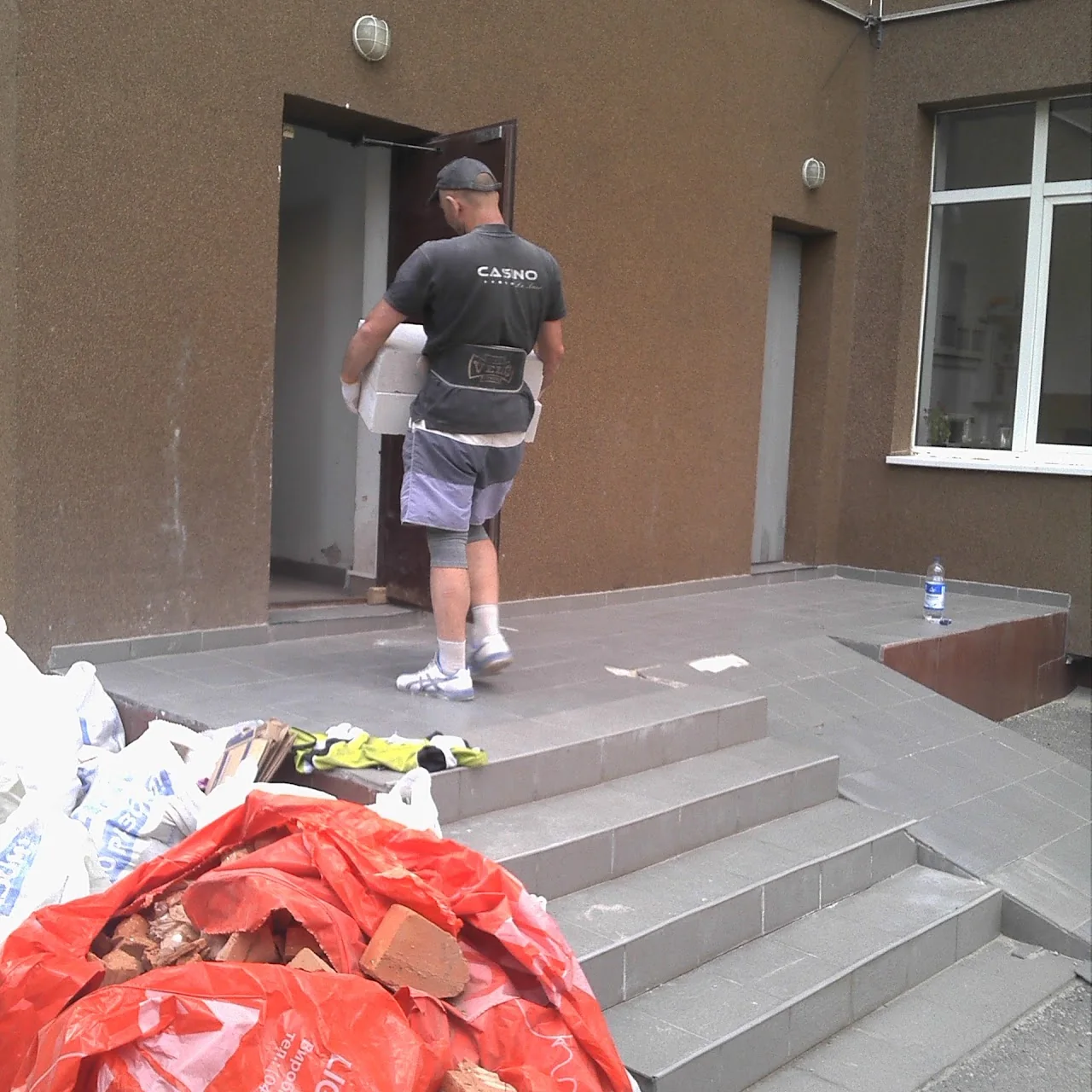 работа грузчиков на строительном объекте