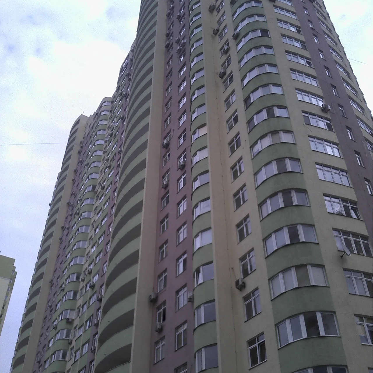 грузчики в Киеве выполняют погрузка мусора в машину