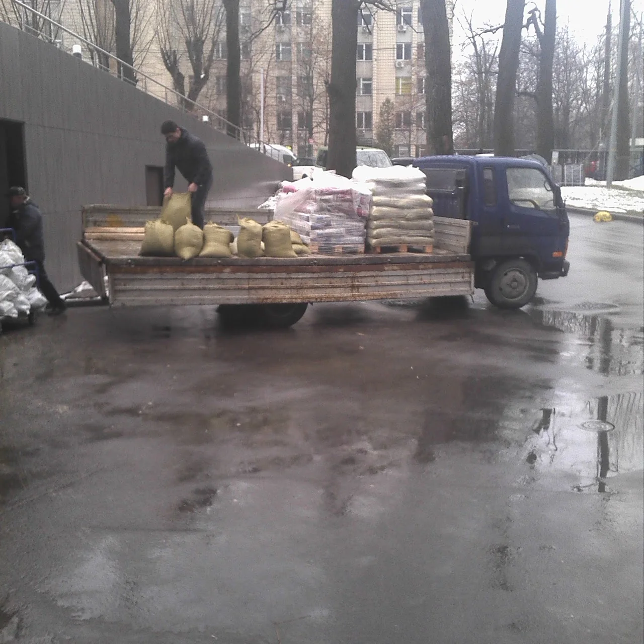 разгрузка грузового автомобиля на объекте в Киеве