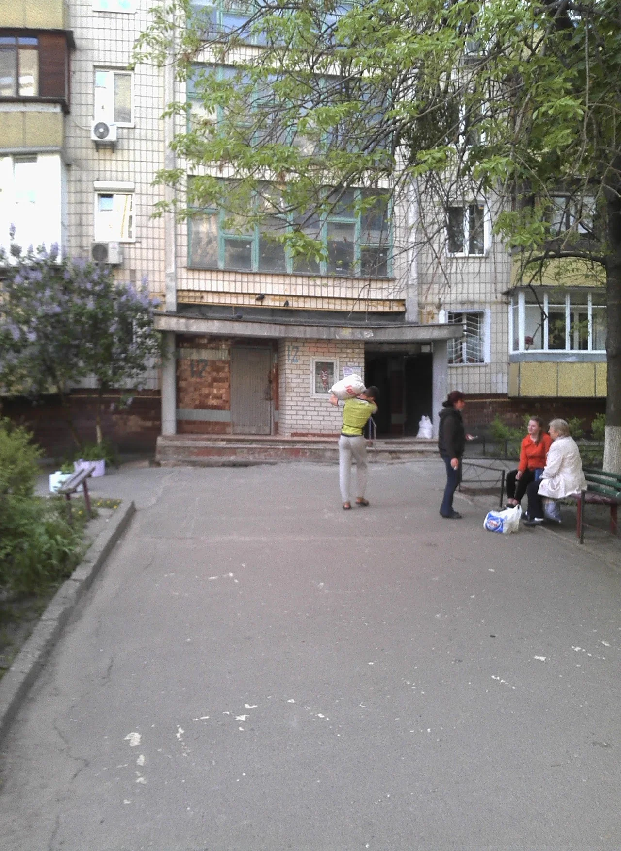 грузчики в Киеве выполняют занос материалов в квартиру