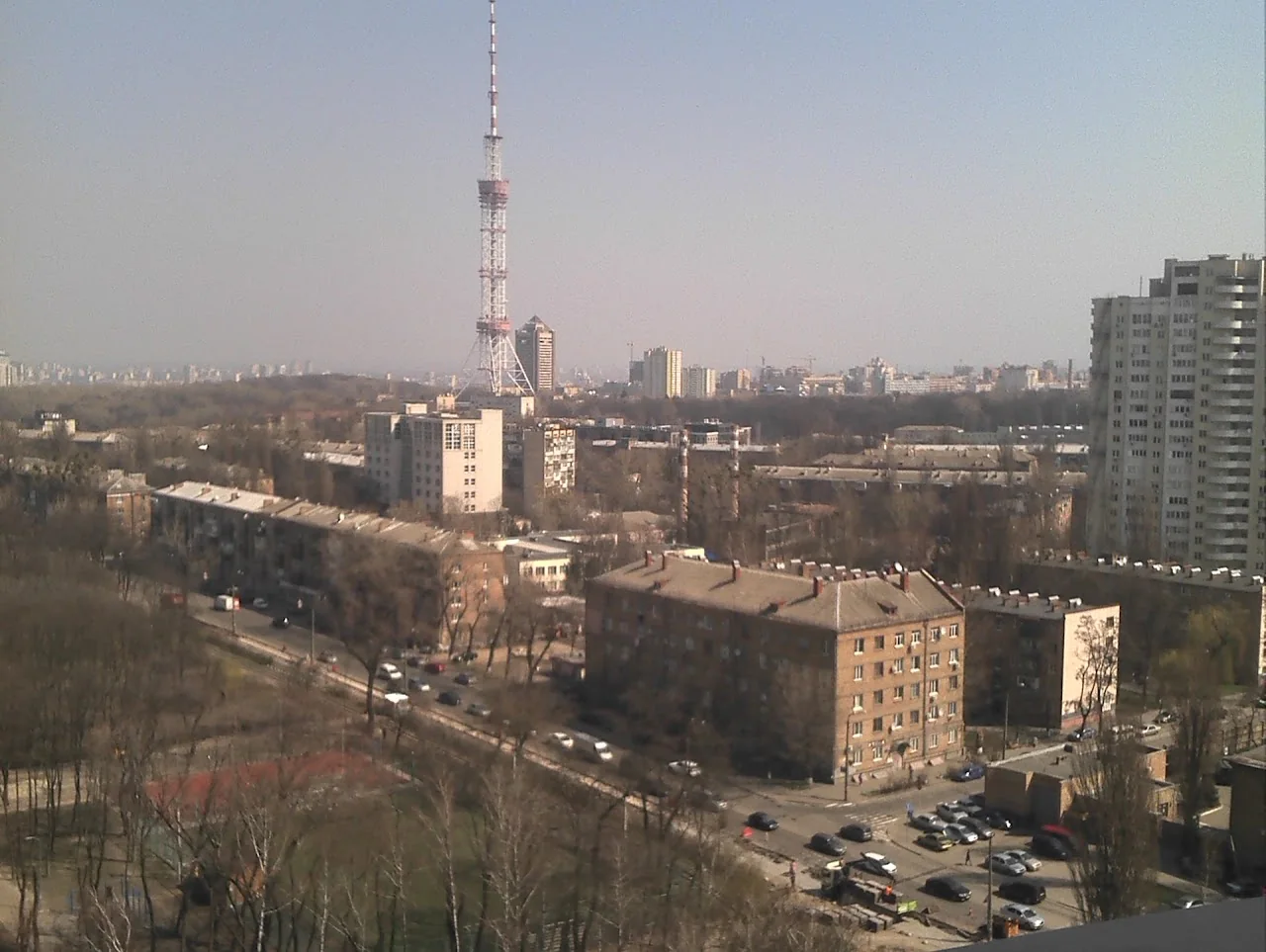 грузчики в Киеве выполняют погрузка мусора в машину