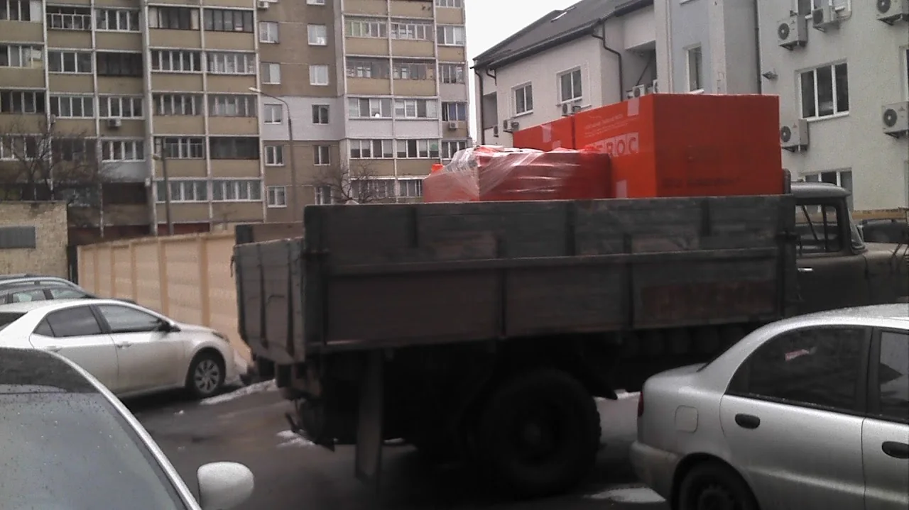 разгрузка грузового автомобиля на объекте в Киеве