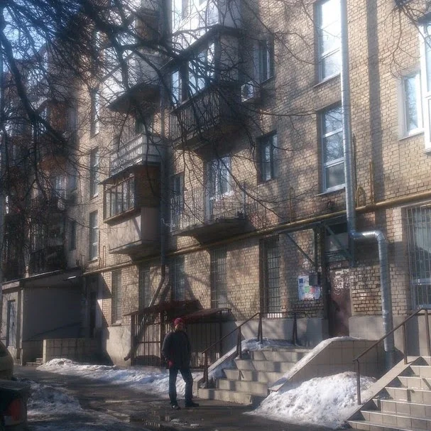грузчики в Киеве выполняют сбор мусора в мешки