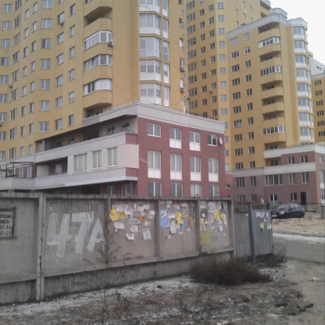 погрузка мусора в машину на объекте в Киеве