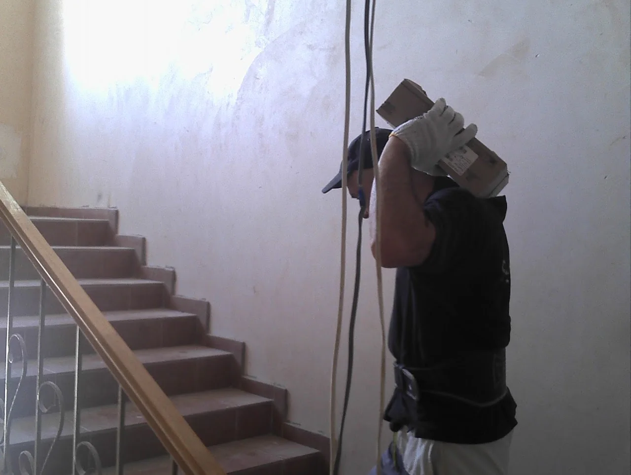 грузчики в Киеве выполняют разгрузка грузового автомобиля