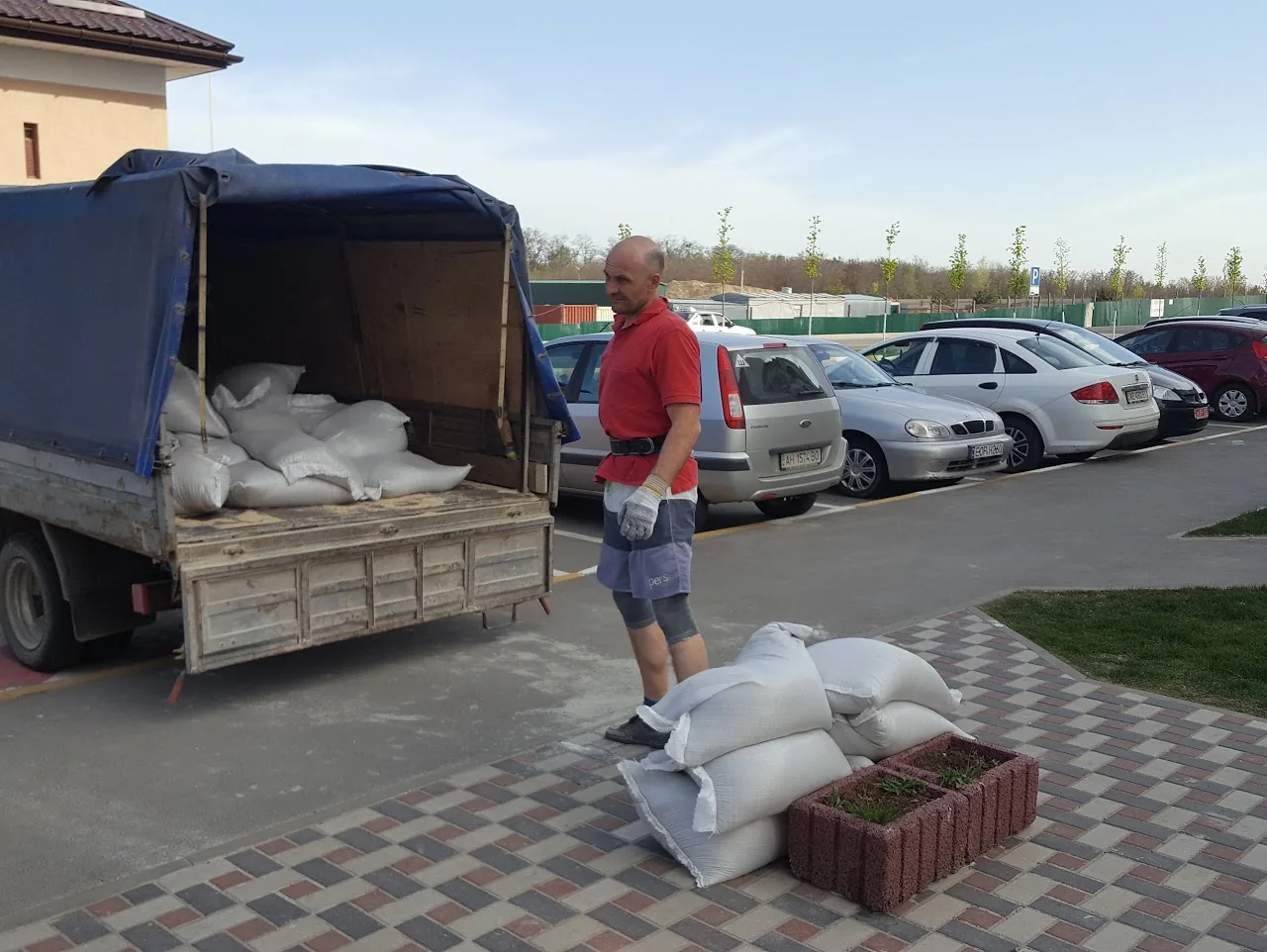 услуги грузчиков Киев — сбор мусора в мешки