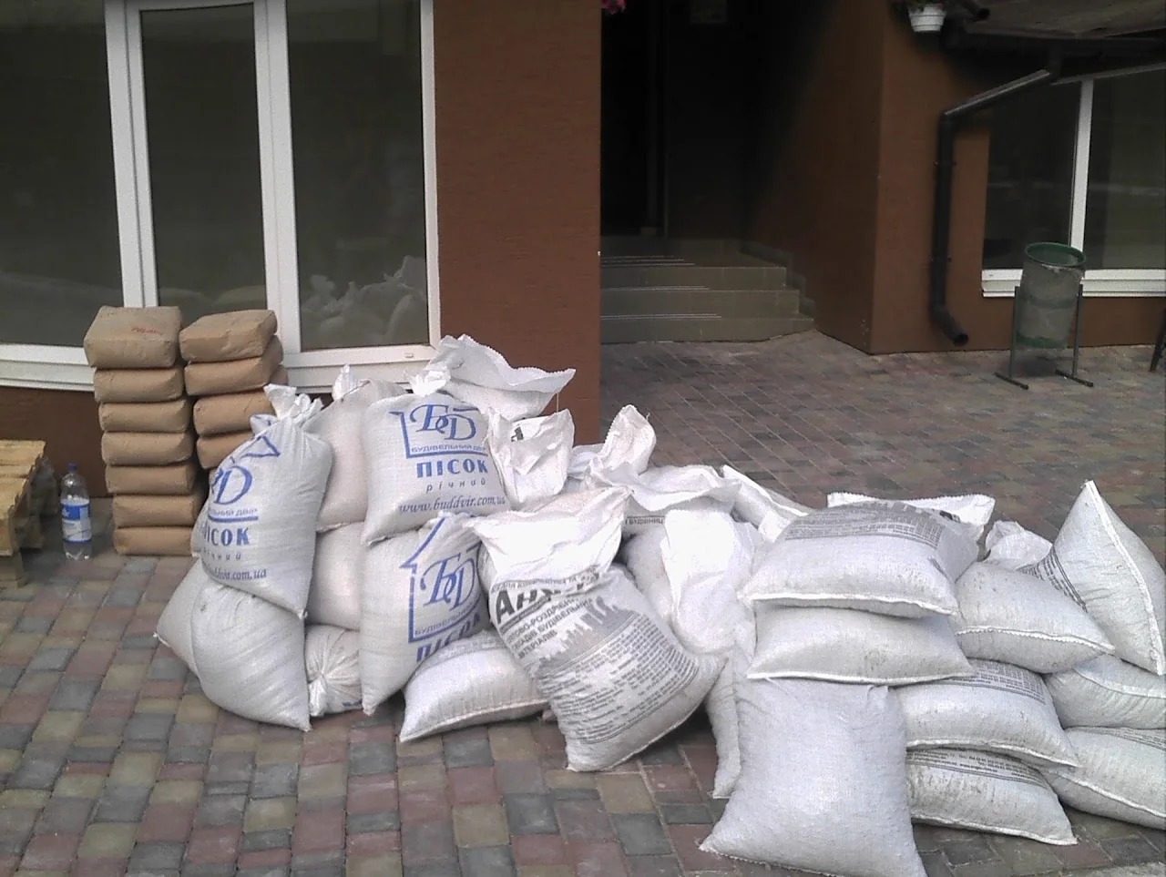 работа грузчиков на строительном объекте