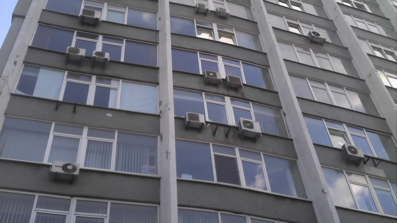 грузчики в Киеве выполняют разгрузка грузового автомобиля