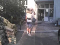 робота вантажників на будівельному об'єкті