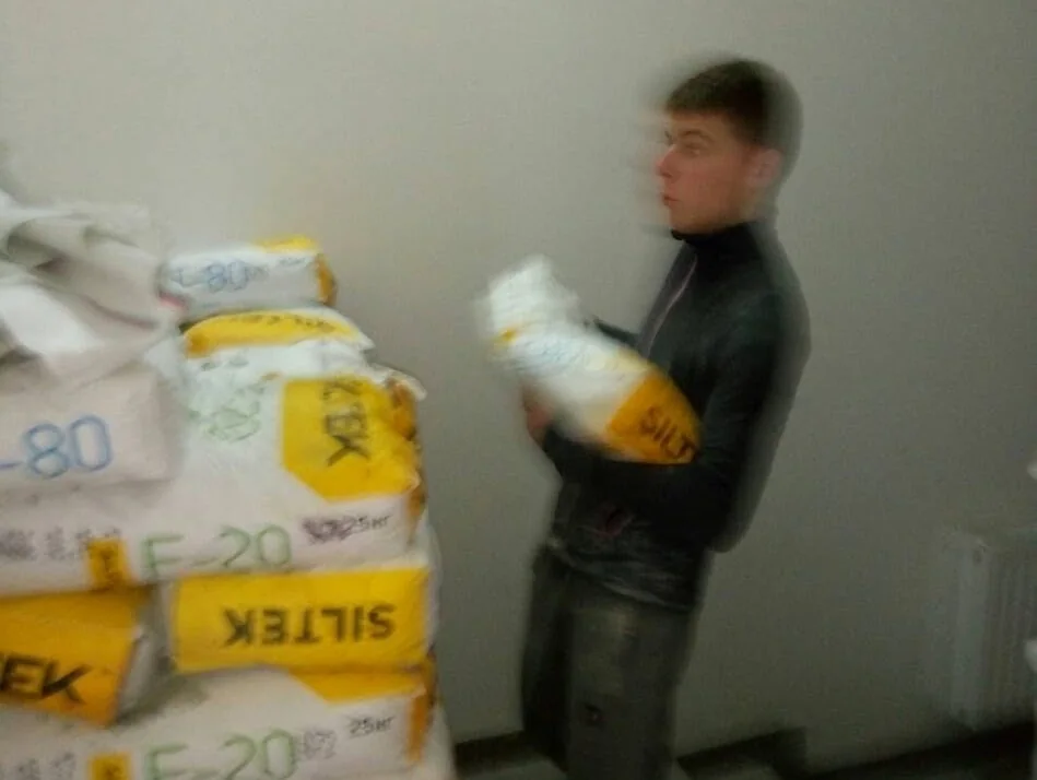грузчики в Киеве выполняют перенос материалов по объекту