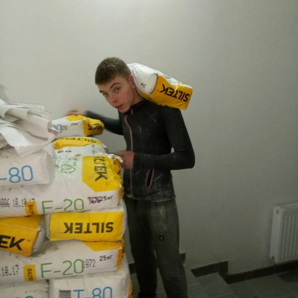 работа грузчиков на строительном объекте