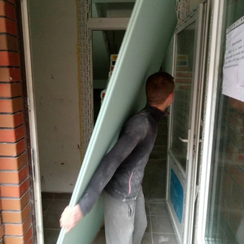 услуги грузчиков Киев — погрузка мусора в машину