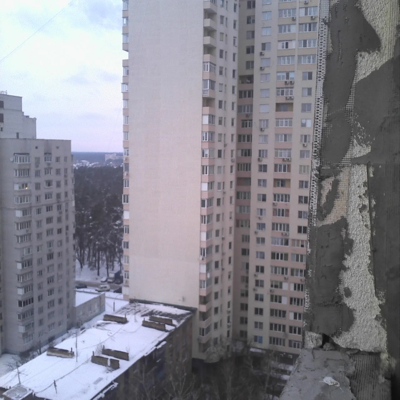 разгрузка грузового автомобиля на объекте в Киеве